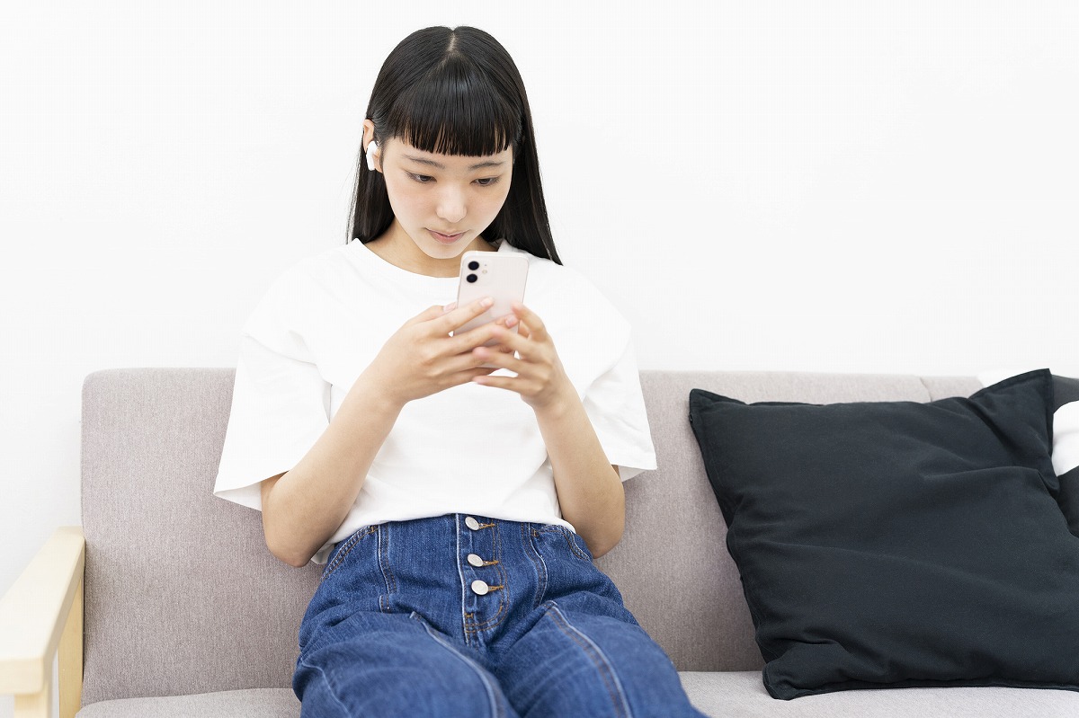 首の後ろが痛く頭痛や吐き気がする「スマホ首」とは？